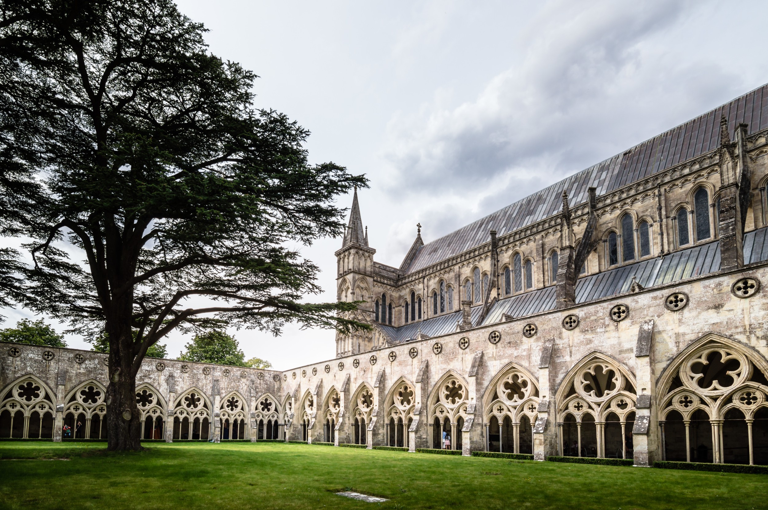 outdoor-view-of-the-cloister-of-salisbury-cathedra-2021-08-29-23-15-27-utc.jpg